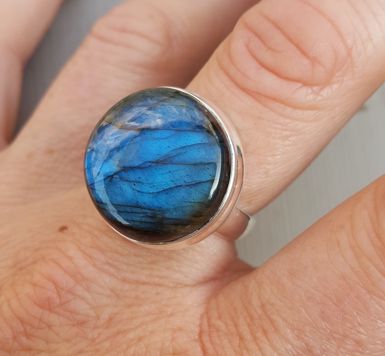 Zilveren Ring Gezet Met Ronde Cabochon Labradoriet Verkocht