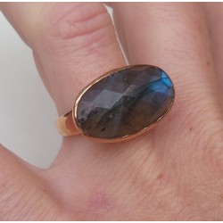 Vergulde ring met dwarsliggende ovale facet Labradoriet 17.3 mm
