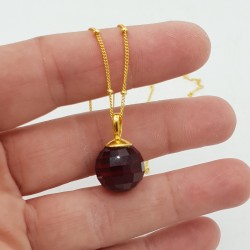 Vergulde ketting met ronde Granaat rode quartz