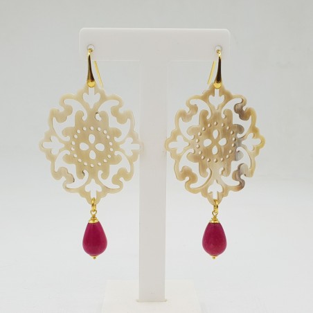 Oorbellen met Buffelhoorn en fuchsia roze Jade