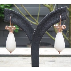 Rosé vergulde oorbellen met witte Jade briolet