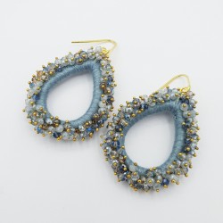 Vergulde glassberry oorbellen licht blauw