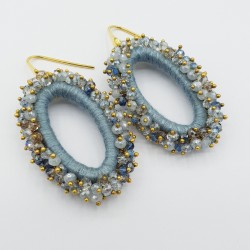 Vergulde glassberry oorbellen ovaal licht blauw