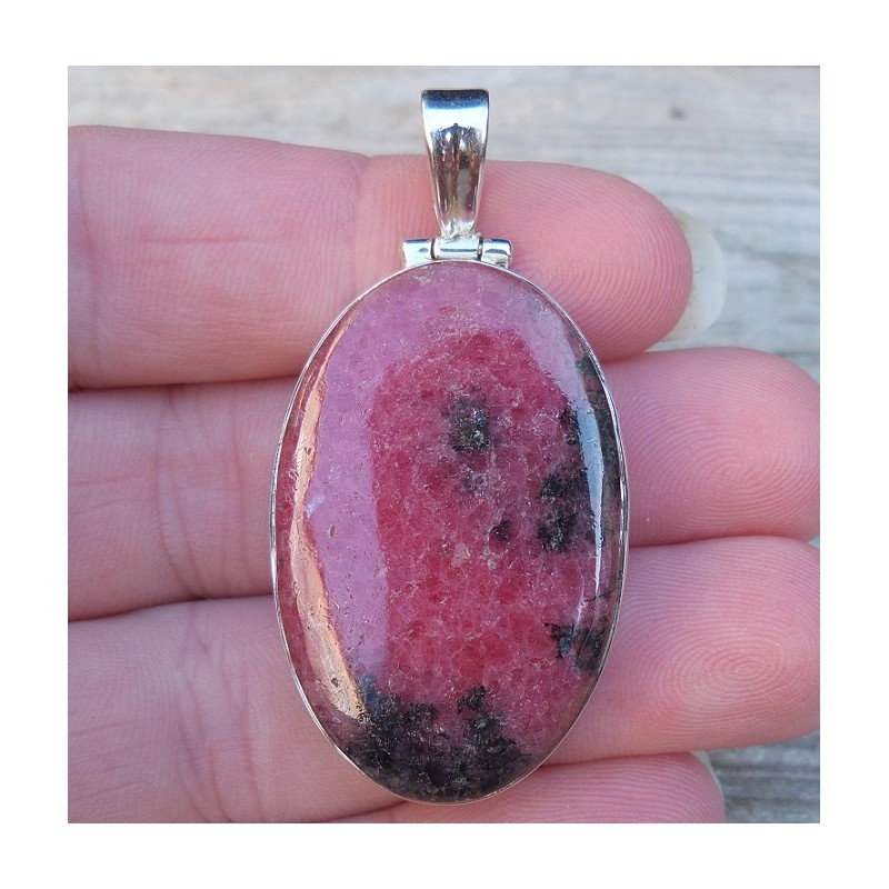 Zilveren hanger gezet met ovale cabochon Rhodoniet