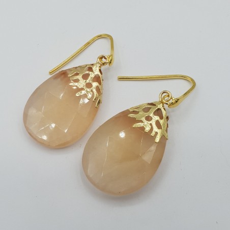 Vergulde oorbellen met brede peach kleurige quartz