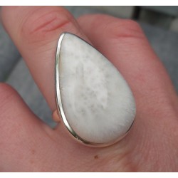 Zilveren ring gezet met druppelvormige Scoleciet 18 mm