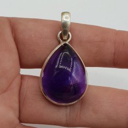 Zilveren hanger gezet met druppelvormige cabochon Amethist