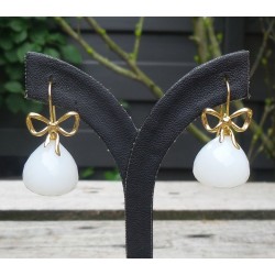 Vergulde oorbellen met grote witte Onyx Onion briolet
