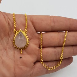 Vergulde ketting met druppelvormige Rozenkwarts hanger
