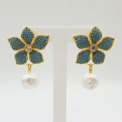 Vergulde oorbellen bloem gezet met Turkoois blauwe crystals