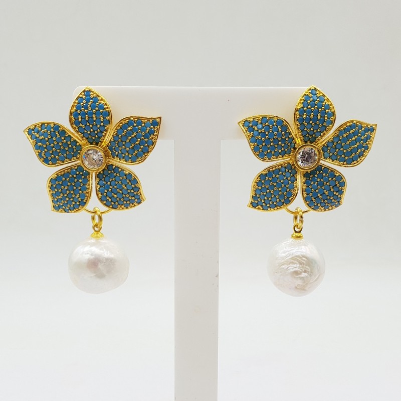 Vergulde oorbellen bloem gezet met Turkoois blauwe crystals