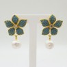 Vergulde oorbellen bloem gezet met Turkoois blauwe crystals