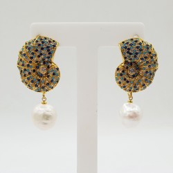 Vergulde oorbellen Nautilus gezet met blauwe crystals