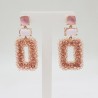 Vergulde oorbellen met rechthoekige roze kristallen hanger en crystal