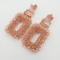 Vergulde oorbellen met rechthoekige roze kristallen hanger en crystal