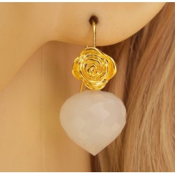 Vergulde oorbellen gezet met witte Onyx onion briolet
