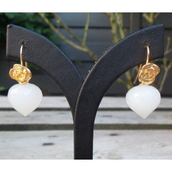 Vergulde oorbellen gezet met witte Onyx onion briolet