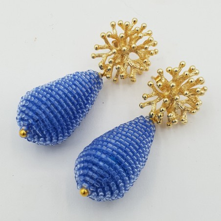 Vergulde oorbellen met druppel van blauwe glaskraaltjes