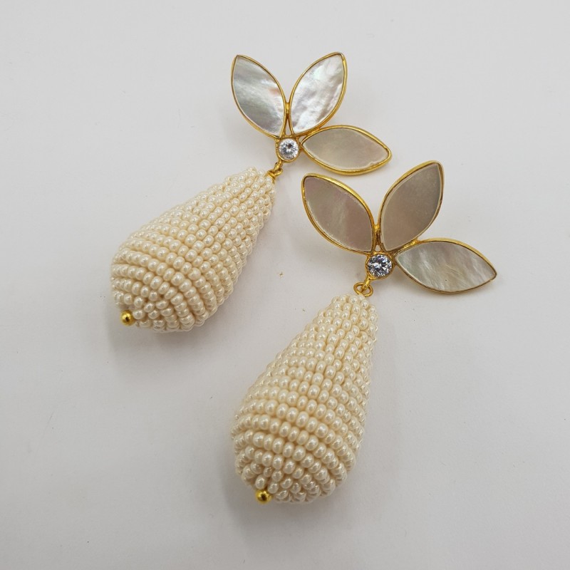 Vergulde oorbellen met glaskralen druppel en Parelmoer