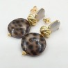 Vergulde oorbellen Cowrie schelp en grijze Kattenoog