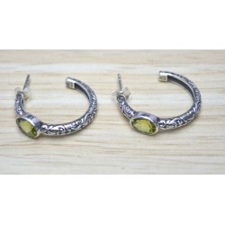 Zilveren oorbellen / creolen gezet met Peridot