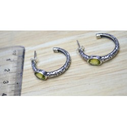 Zilveren oorbellen / creolen gezet met Peridot