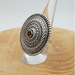 Zilveren ring met grote ronde bewerkte kop gezet met Granaat 17.5 mm