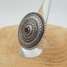 Zilveren ring met grote ronde bewerkte kop gezet met Granaat 17.5 mm