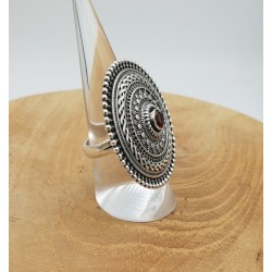 Zilveren ring met grote ronde bewerkte kop gezet met Granaat 17.5 mm