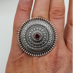 Zilveren ring met grote ronde bewerkte kop gezet met Granaat 17.5 mm