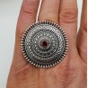 Zilveren ring met grote ronde bewerkte kop gezet met Granaat 17.5 mm