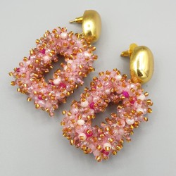 Vergulde oorbellen rechthoekige hanger mixed roze kristallen