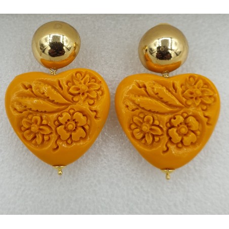 Vergulde oorbellen uitgesneden oranje resin hart