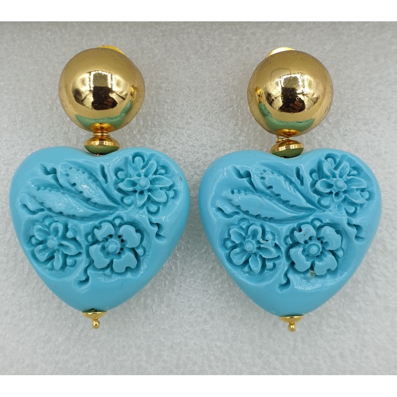 Vergulde oorbellen uitgesneden licht blauw resin hart
