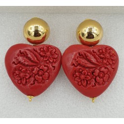 Vergulde oorbellen uitgesneden resin hart rood