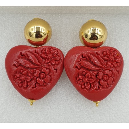Vergulde oorbellen uitgesneden resin hart rood