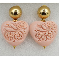 Vergulde oorbellen uitgesneden resin hart roze