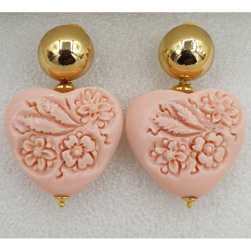 Vergulde oorbellen uitgesneden resin hart roze