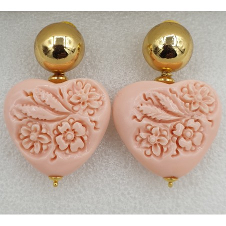 Vergulde oorbellen uitgesneden resin hart roze