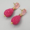 Vergulde oorbellen uitgesneden fuchsia roze resin en Kattenoog