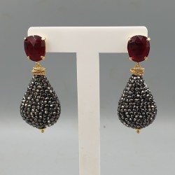 Vergulde oorbellen Markasiet en rood crystal