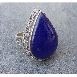 Zilveren ring druppelvorm Lapis Lazuli in bewerkte setting 17 mm