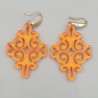 Oorbellen met oranje resin hanger