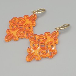 Oorbellen met oranje resin hanger