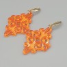 Oorbellen met oranje resin hanger