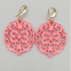 Oorbellen met roze resin hanger
