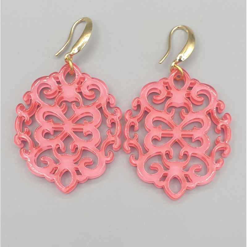 Oorbellen met roze resin hanger
