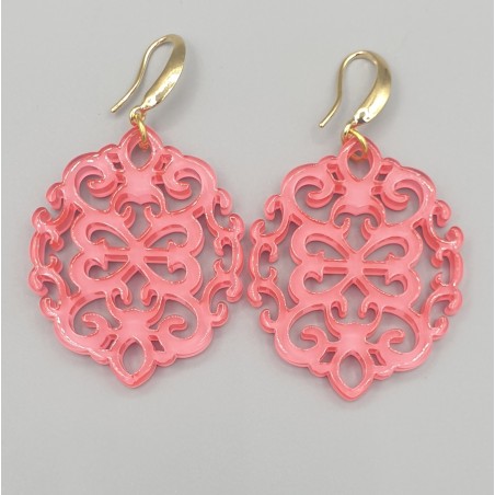 Oorbellen met roze resin hanger