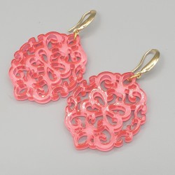 Oorbellen met roze resin hanger