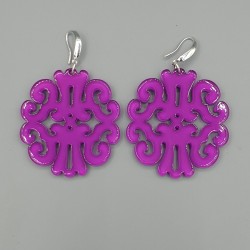 Oorbellen met magenta kleurige resin hanger